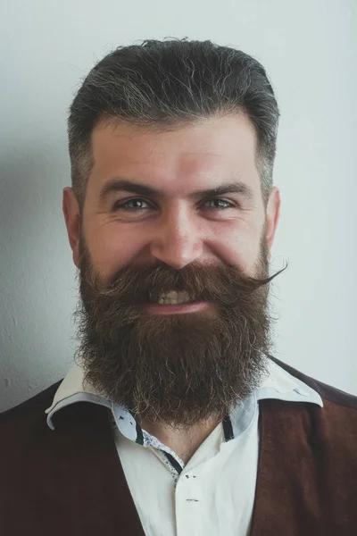 Brodaty mężczyzna, brutalne kaukaski hipster szczęśliwy twarz uśmiechający się — Zdjęcie stockowe