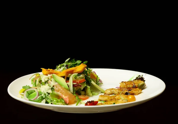 Salada verde com peixe frito — Fotografia de Stock