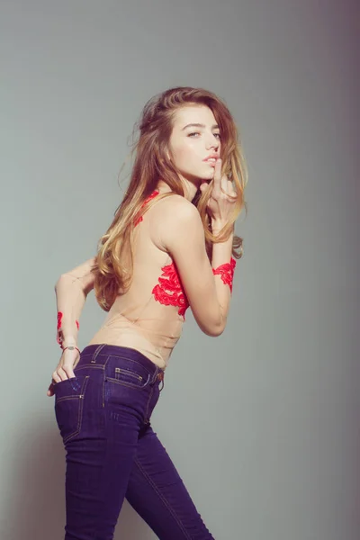 Bella donna sexy con i capelli lunghi in body rosso ricamato — Foto Stock