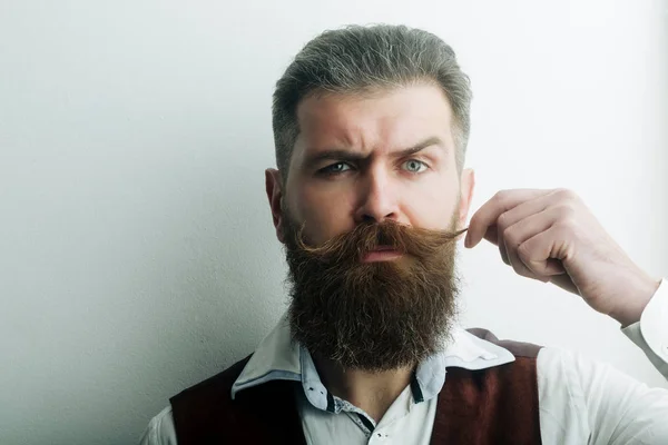 Homem barbudo, brutal caucasiano hipster com rosto sério — Fotografia de Stock