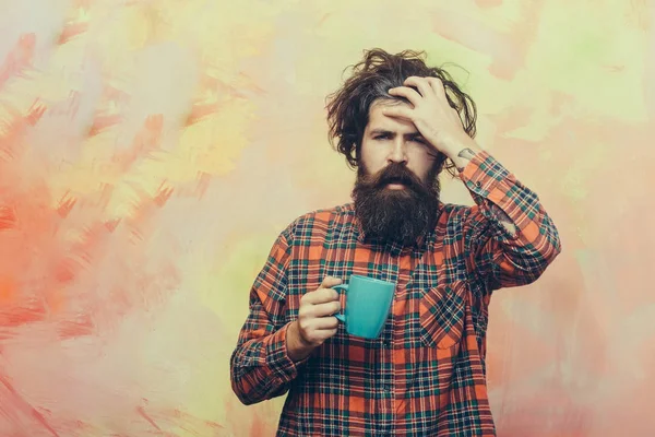 Бородатый мужчина со стильной бахромой, держащий синюю чашку — стоковое фото