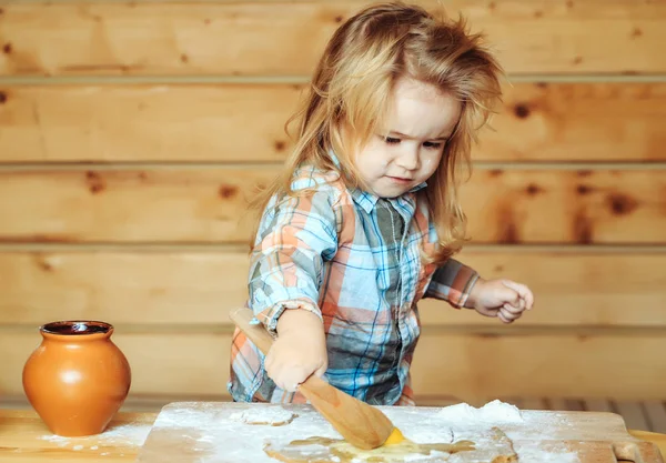 Carino bambino cucina con pasta, farina, uovo e ciotola — Foto Stock