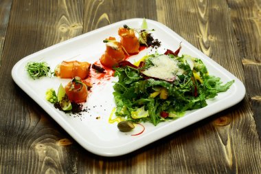 Kırmızı balık ekmek ve salata