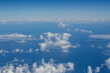 Beyaz yumuşak bulutların üstünde pastoral mavi gökyüzü