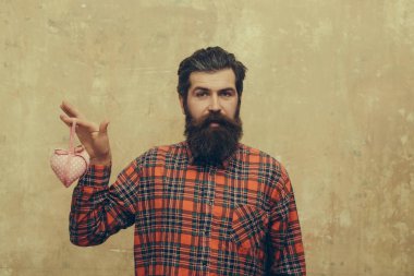 Sakallı mutlu sakallı adam pembe Tekstil kalp tutar