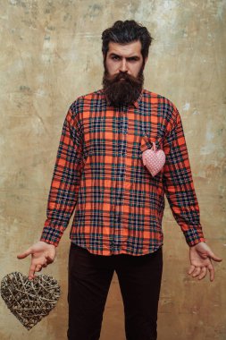 İki kalp ile ciddi adam sakallı