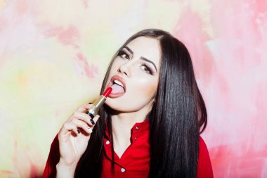 seksi güzel esmer kadın moda kırmızı ruj