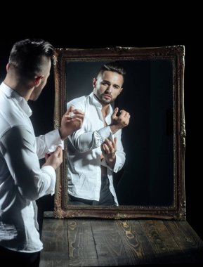 seksi atlet cesedin yanında vintage ayna ile kas maço adam