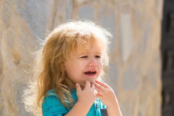 Bonito menino infeliz chorando — Fotografia de Stock