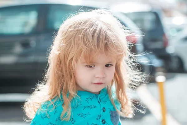 Carino bambino ragazzo a piedi sulla strada della città — Foto Stock