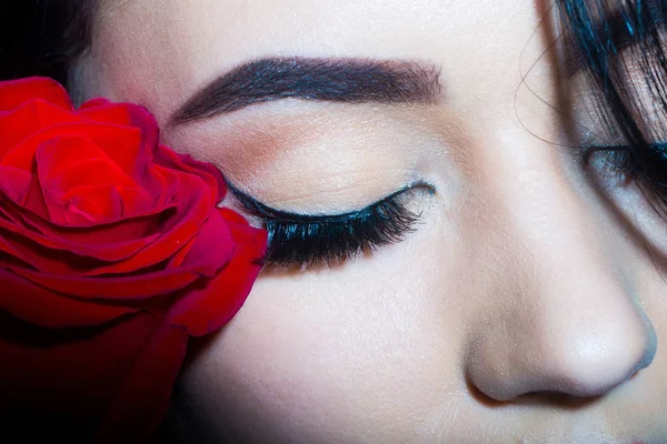 Bella ragazza con gli occhi chiusi e rosa rossa — Foto Stock