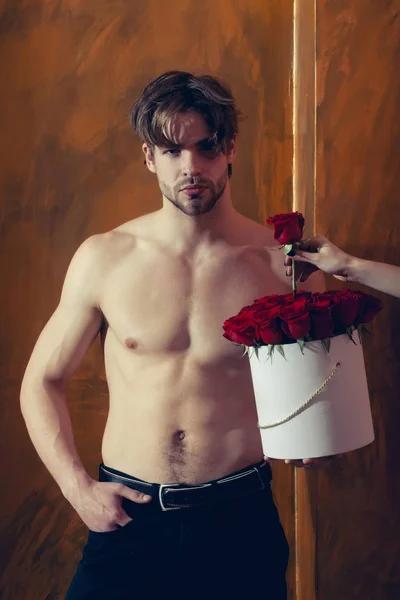 Brodaty mężczyzna mięśni z sexy ciało posiada czerwone pole Róża — Zdjęcie stockowe