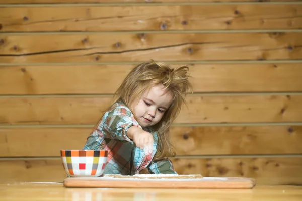 Lindo niño cocinando con masa, harina y tazón en madera — Foto de Stock