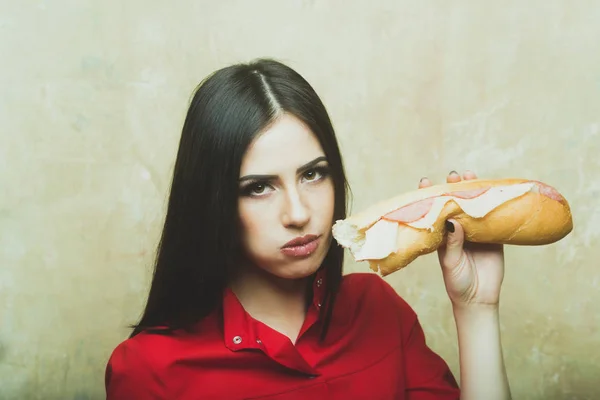 Sexy kobieta Ładna Brunetka zjada sandwich duże lub burger — Zdjęcie stockowe