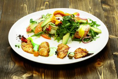 Kızarmış balık ve salata karışımı