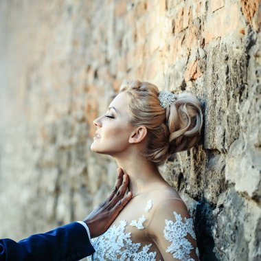 Güzel kız veya erkek el boyun ile sevimli gelin