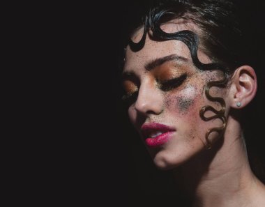 Tatil glitter makyaj moda güzel kızla