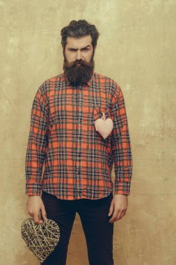 İki kalp ile ciddi adam sakallı