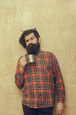Sakallı adam metal kupa tutan sakallı kaşlarını