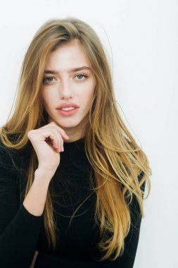 Siyah uzun sarı saçlı seksi güzel kız