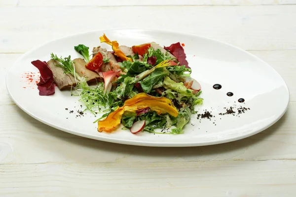 Grüner Salat mit gebackenem Fleisch — Stockfoto