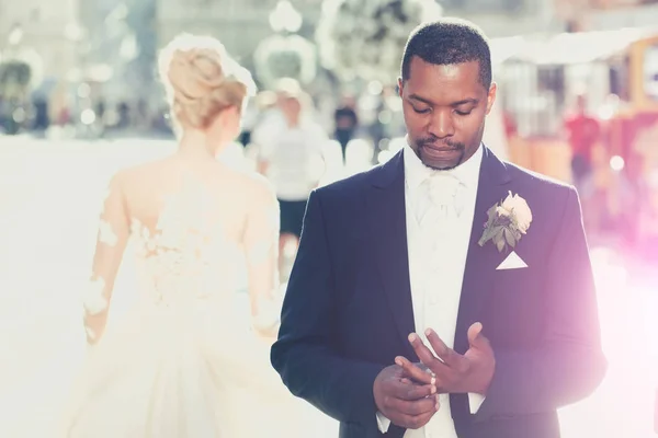 잘생긴 수염된 아프리카계 미국인 신랑 손가락에 결혼 반지를만 지 — 스톡 사진