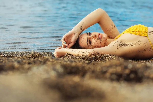 바다 해변에 노란색 수영복에 예쁜 여자 — 스톡 사진