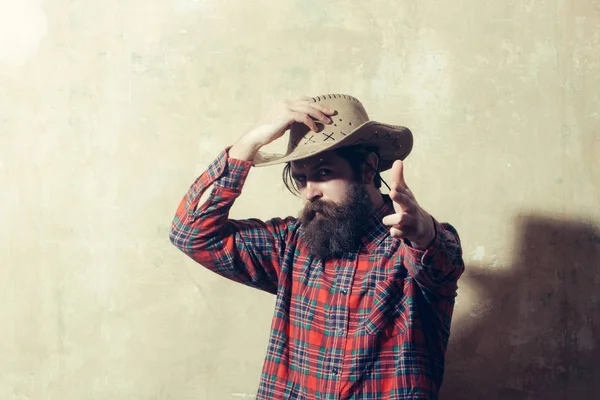 Бородатый мужчина с длинной бородой в ковбойской шляпе — стоковое фото