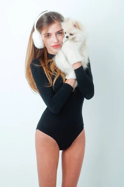 Sexy menina muito feliz com pequeno cão pomeranian em earmuffs — Fotografia de Stock