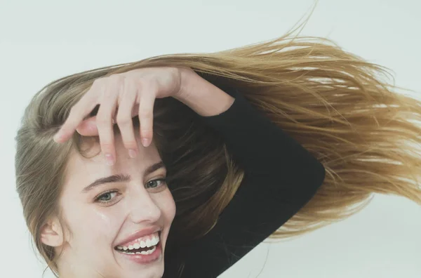 Glückliches hübsches Mädchen mit langen blonden Haaren — Stockfoto