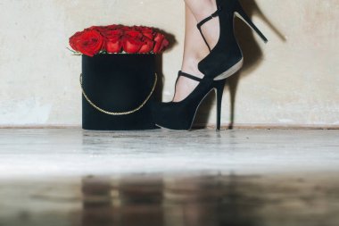 seksi kadın bacaklar kutusunda güzel kırmızı Güllü