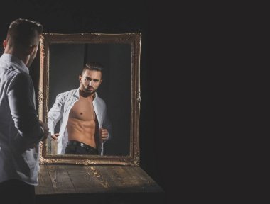 seksi atlet cesedin yanında vintage ayna ile kas maço adam