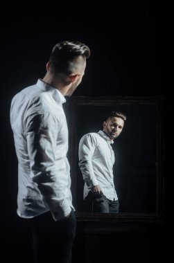 vintage ayna yakınındaki Beyaz tişörtlü kas maço adam