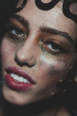 Tatil glitter makyaj moda güzel kızla