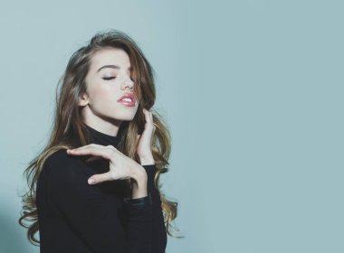 Güzel, seksi bir kadın ya da uzun sarı kıvırcık saçlı bir kız