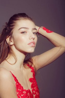 Kırmızı işlemeli elbise uzun saçlı çok seksi kadın