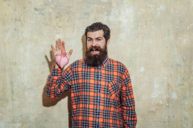 Sakallı mutlu sakallı adam pembe Tekstil kalp tutar