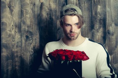 adam tutar kırmızı gül çiçekler kutusunda sakallı