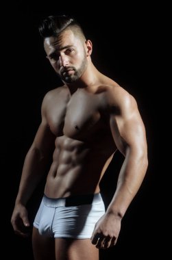 yakışıklı kaslı maço adam seksi sporcunun beden pantolon ile