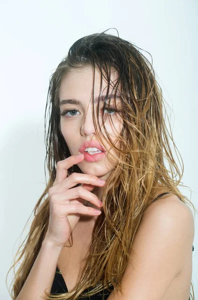 Söt flicka styling hår med glittrande mousse — Stockfoto