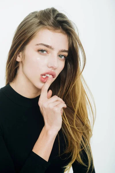 Mooi meisje met hand op sexy lippen — Stockfoto