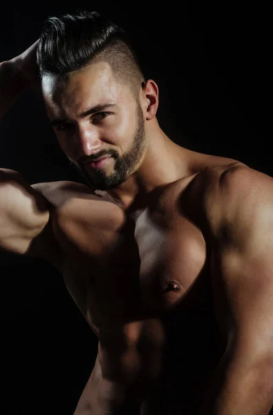 Schöner muskulöser Macho mit sexy Athletenkörper — Stockfoto