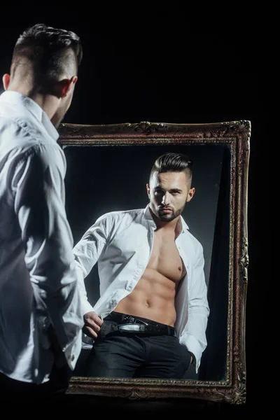 Homme macho musclé avec corps d'athlète sexy près miroir vintage — Photo