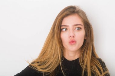 Siyah uzun sarı saçlı seksi çok çılgın kız