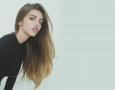 Siyah uzun sarı saçlı güzel kız