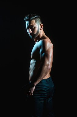 yakışıklı kaslı maço adam seksi sporcunun beden pantolon ile