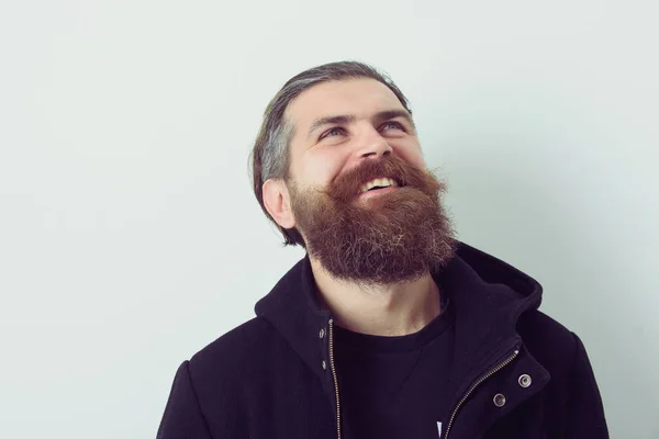 Бородатый счастливый брутальный кавказский мужчина в черной куртке — стоковое фото