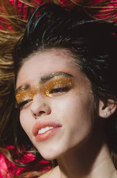 Tatil altın glitter makyaj güzel kız — Stok fotoğraf