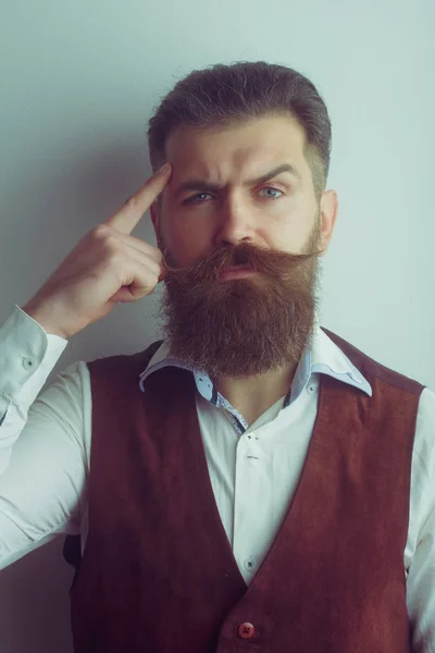 Homem barbudo, brutal caucasiano hipster com rosto sério — Fotografia de Stock