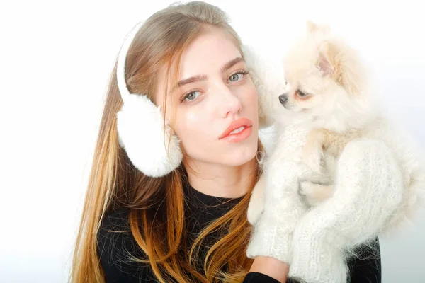 Seksi güzel kız etkilidirler küçük pomeranian köpek ile — Stok fotoğraf